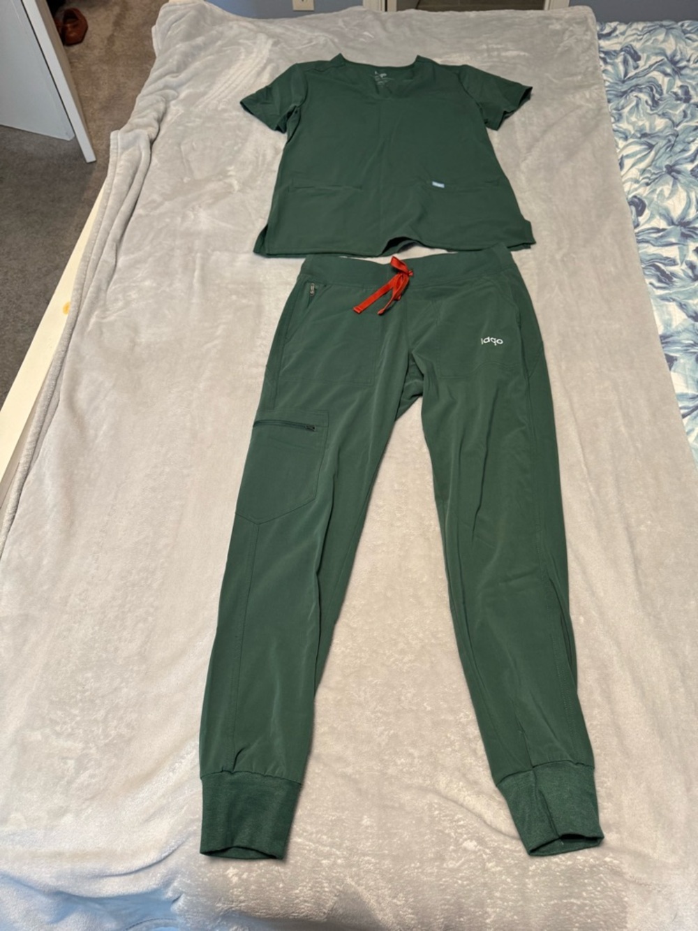 Lago Women's Hunter Green Scrub Top & Jogger Set Size Small